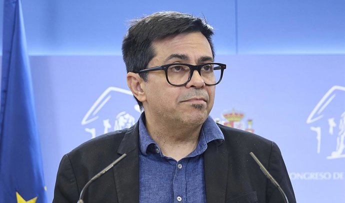 El secretario cuarto de la Mesa del Congreso, Gerardo Pisarello, durante una rueda de prensa anterior a la reunión de la junta de portavoces, en el Congreso 