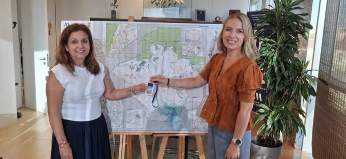 La diputada provincial de Fomento e Infraestructuras de Málaga, Nieves Atencia, y la alcaldesa de Periana, Meritxell Vizuete.