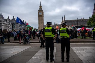 September 17, 2025, London, England, United Kingdom: The Metropolitan Police guard the â€�Trump not welcomeâ€ demonstration at Parliament Square. Around 50 protest groups were expected to gather together marching to Parliament Square. Protesters filled Lo