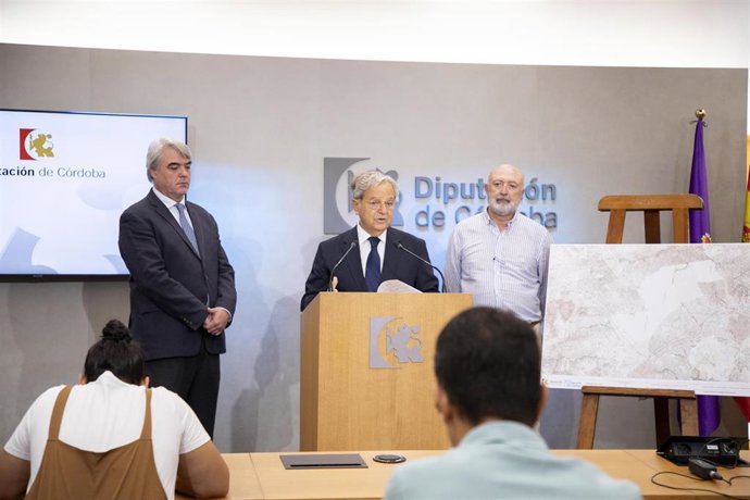 Fuentes (centro), entre Martín y Benítez, en la presentción de las inversiones hidráulicas para el Norte de Córdoba.