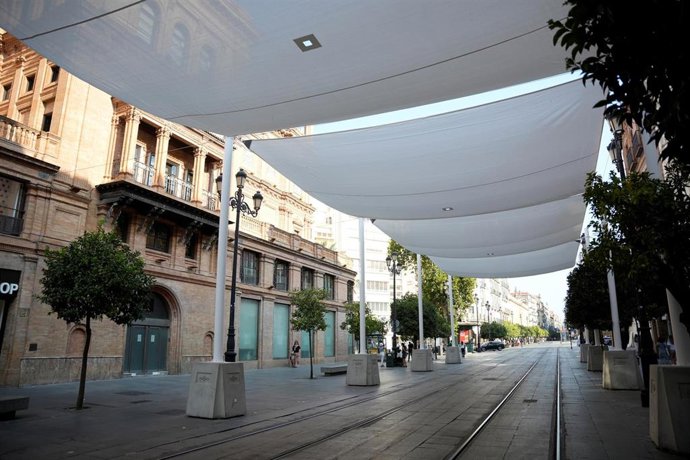 Imágenes de la Avenida de la Constitución de Sevilla luciendo los primeros toldos, en foto de archivo.