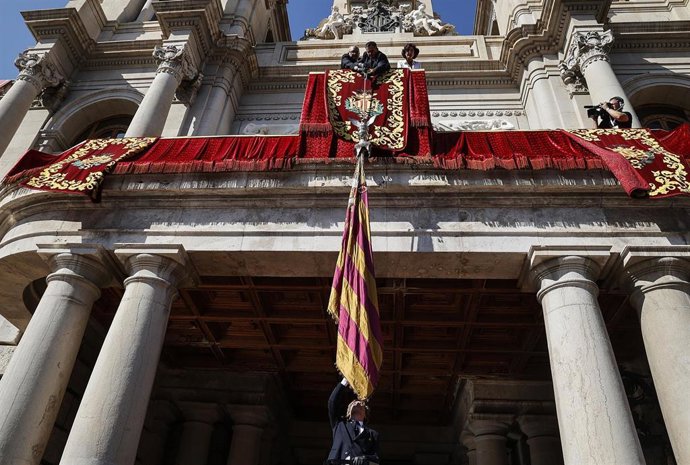 Archivo - Imagen de archivo del inicio de una Procesión Cívica con motivo del 9 d'Octubre con el descenso de la Reial Senyera desde el balcón del Ayuntamiento de València. 