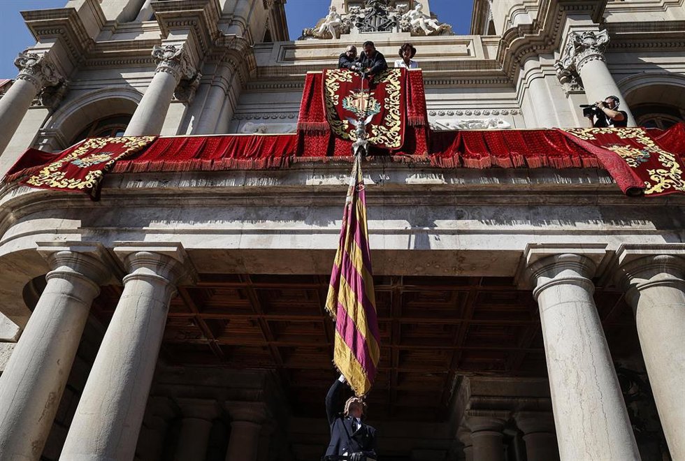 Archivo - Imagen de archivo del inicio de una Procesión Cívica con motivo del 9 d'Octubre con el descenso de la Reial Senyera desde el balcón del Ayuntamiento de Valncia. 