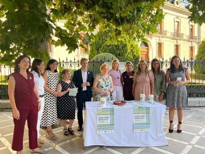 Visita a la mesa informativa instalada por la asociación La Estrella con motivo del Día Mundial del Alzheimer.