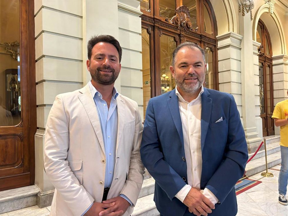 El presidente del PP de Asturias, Álvaro Queipo, atiende a los medios tras su reunión con el presidente de la Cámara de Comercio de Oviedo, Carlos Paniceres. Junta General.