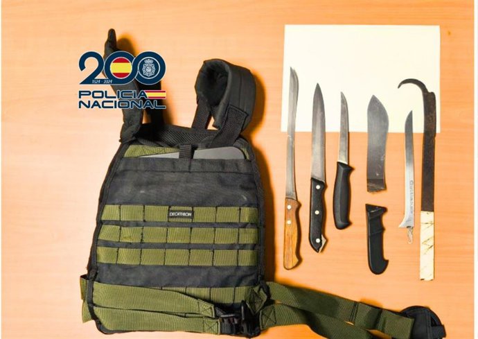 Cuchillos y chaleco antibalas intervenidos al detener a un hombre en Puerto Real (Cádiz).