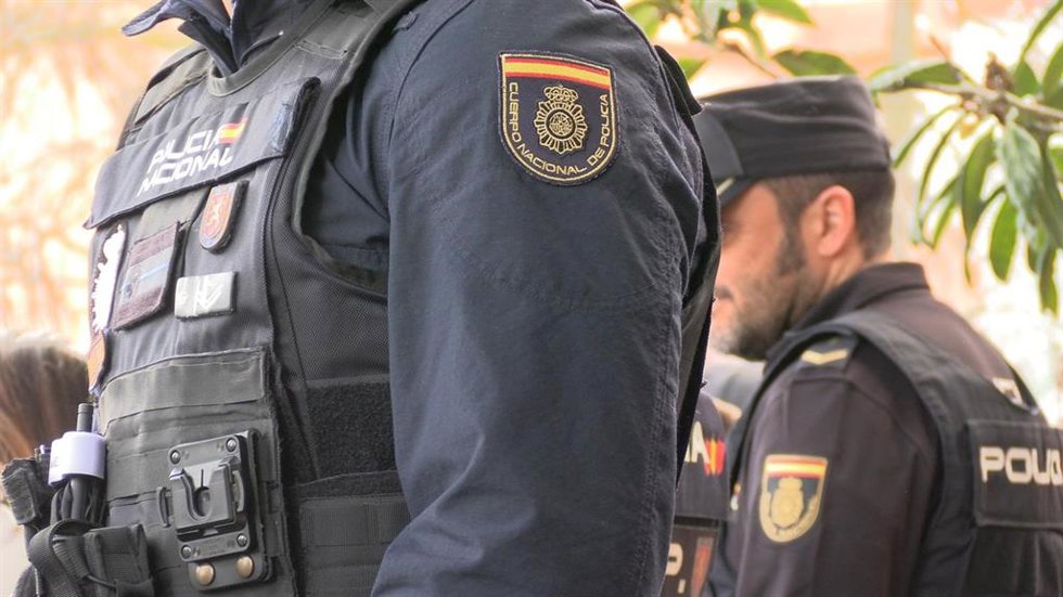 Archivo - Imagen de archivo de dos agentes de la Policía Nacional