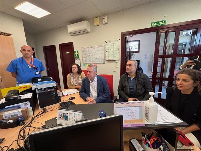El conselleiro de Sanidade, Antonio Gómez Caamaño, visita la Unidade Central de Radiofarmacia de Galicia, en Ordes (A Coruña).