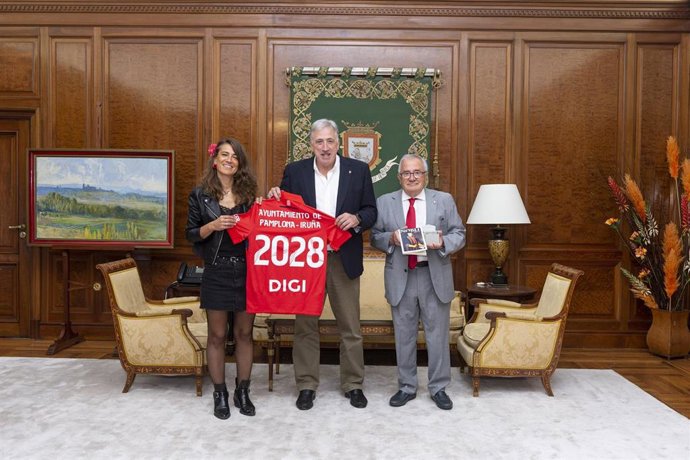 El alcalde de Pamplona, Joseba Asiron (c), la concejala delegada de Deporte, Madier Beloki, y el presidente del Club Atlético Osasuna, Luis Sabalza, en un encuentro con motivo de la renovación del contrato de patrocinio por tres temporadas.