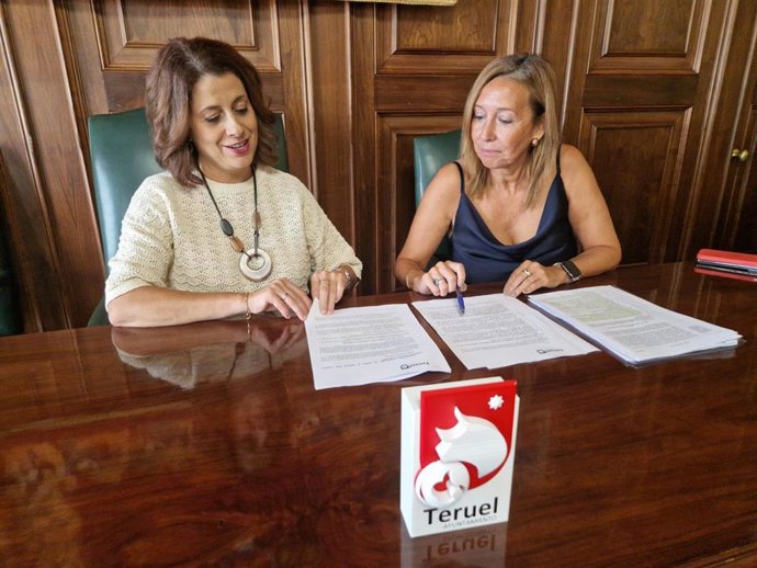 La alcaldesa de Teruel, Emma Buj, y la concejal de Servicios Sociales, Carmen Romero.