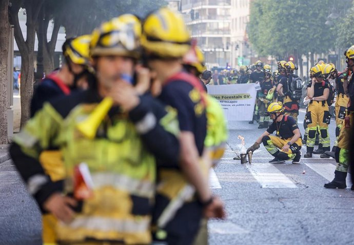 Archivo - Bomberos forestales de la Generalitat valenciana durante una manifestación contra los recortes, en una marcha hasta el Palau de la Generalitat.