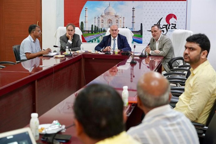 El alcalde, durante una de las reuniones en Agra,