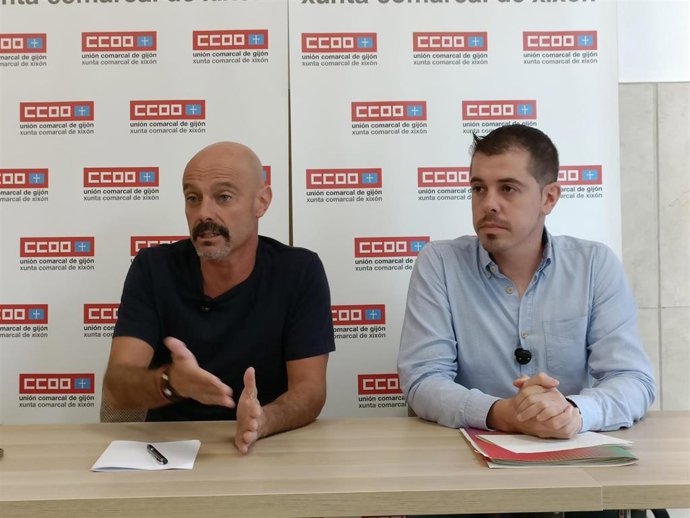 Rueda de prensa del coordinador de CCOO en Gijón, Jorge Espina (izda), y el portavoz municipal de IU en el Ayuntamiento gijonés, Javier Suárez Llana.