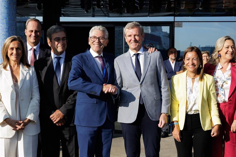 El presidente de la Xunta, Alfonso Rueda, saluda al presidente de ARVI, Javier Touza, en la Conferencia Internacional ARVI sobre el futuro de la Pesca