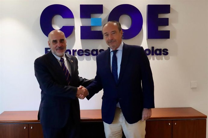 El secretario general de CEOE, José Alberto González-Ruiz, y el decano de la Facultad de Educación y quien dirige la Cátedra EducAcción, Santiago Atrio.