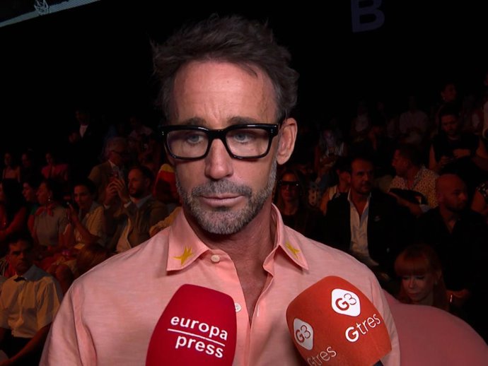 Alvaro Muñoz Escassi en el desfile de Ágatha Ruiz de la Prada