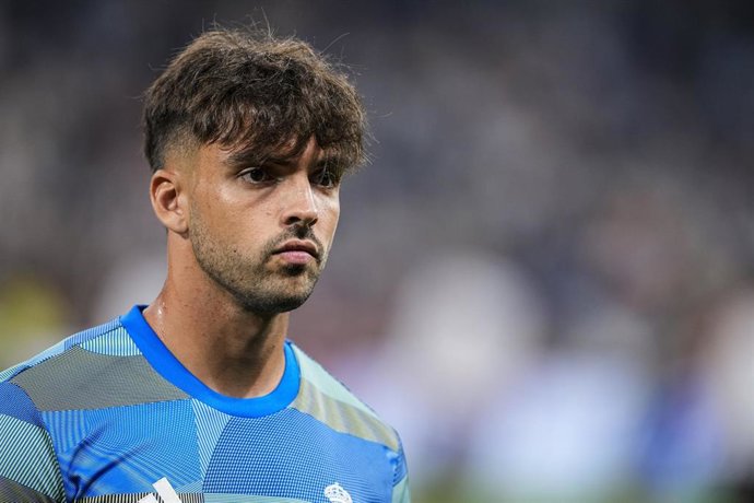 El futbolista del Real Madrid Raúl Asencio antes de un partido