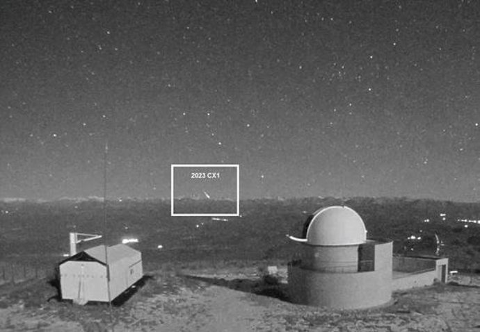 El superbólido producido por la desintegración del asteroide 2023 CX1, tal y como fue captado desde el Observatorio del Montsec en Sant Esteve de la Sarga, Lleida.