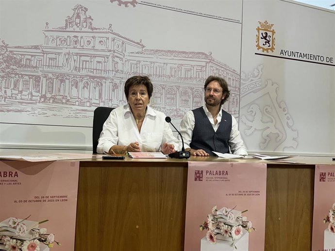 La concejala de Acción y Promoción Cultural, Elena Aguado (izquierda), en la presentación del Festival Palabra junto al director del evento, Rafael Saravia.