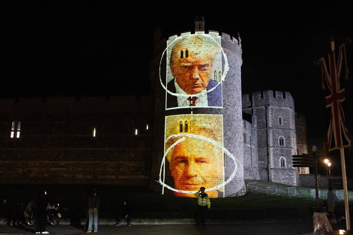 17 de setembro de 2025, Reino Unido, Windsor: Foto de divulgação emitida por Led By Donkeys, que projetou um filme no Castelo de Windsor antes da visita do presidente dos EUA, Donald Trump, ao Reino Unido e de sua estadia no castelo. As prisões de quatro 
