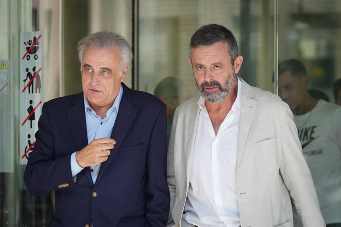 El expresidente del FC Barcelona Sandro Rosell (d), junto a su abogado sale de declarar como investigado ante la instructora del 'caso Negreira', a 18 de septiembre de 2025, en Barcelona, Cataluña (España).