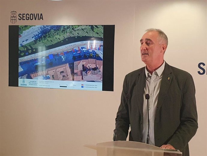 El alcalde José Mazarías muestra una foto cenital de Padre Claret con las zonas de reparaciones de este verano.