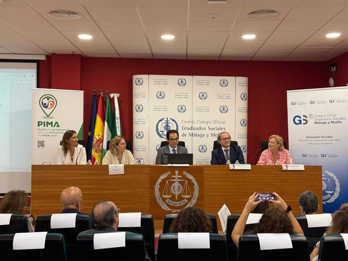 El consejero de Justicia, Administración Local y Función Pública, José Antonio Nieto, inaugura las II Jornadas técnicos sobre mediación organizadas por el Colegio de Graduados Sociales de Málaga.