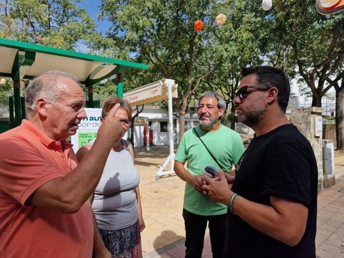 El portavoz de Adelante Andalucía, José Ignacio García, este jueves en Ubrique (Cádiz) donde hacía campaña para reclamar el autobús para la sierra.