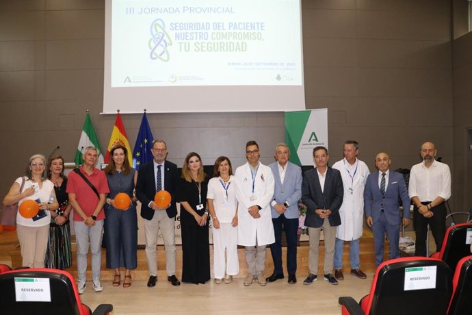 Acto de inauguración con el delegado territorial de Salud y Consumo en Málaga, Carlos Bautista; la concejala de Asuntos Sociales  de Ronda, Cristina Durán; y la gerente del Área Sanitaria Serranía de Málaga, Carmen Guerrero.