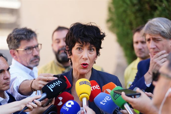 La ministra de Inclusión, Seguridad Social y Migraciones, Elma Saiz, atiende a los medios de comunicación antes de una reunión con bomberos forestales, a 18 de septiembre de 2025, en Salamanca, Castilla y León (España). 