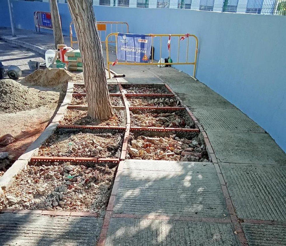 Obras en el acerado del CEIP Poeta Carlos Álvarez  de Jerez.