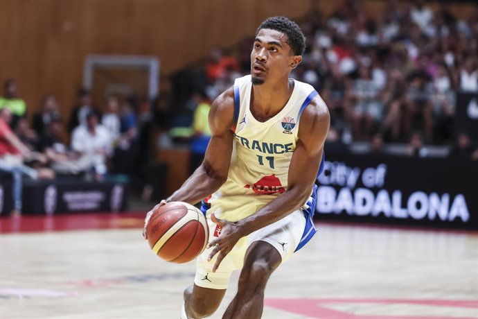 Archivo - Theo Maledon of France in action during City of Badalona Tournament, basketball match played between Spain and France at Olimpic Arena on August 14, 2025 in Badalona, Spain.