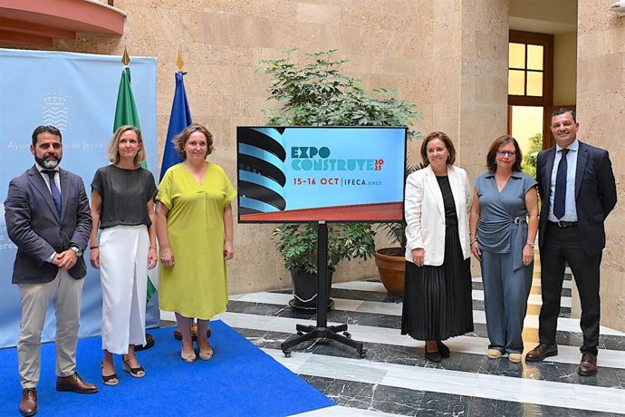 La delegada de Vivienda y Urbanismo del Ayuntamiento de Jerez, Belén de la Cuadra, el secretario general de FAEC de Cádiz, Jorge Fernández-Portillo, y la CEO de Eventur, Virginia Lasunción, presentan Expoconstruye 2025.