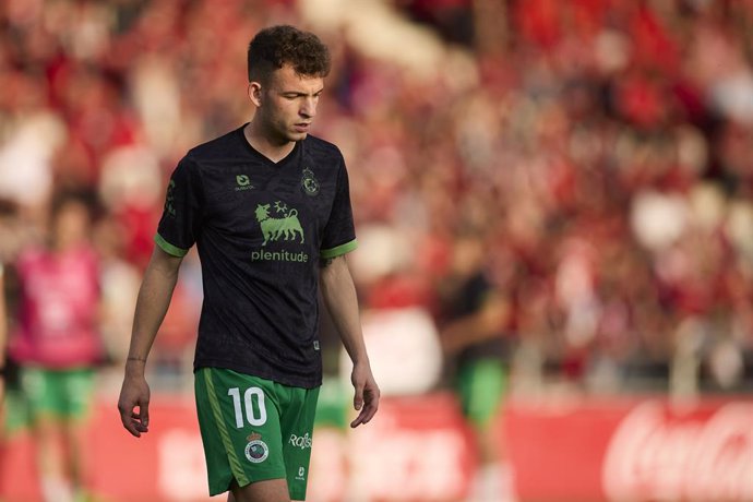 Archivo - Inigo Vicente of Real Racing Club de Santander looks on prior to the LaLiga Hypermotion match between CD Mirandes and Racing Santander at Anduva on June 12, 2025, in Miranda de Ebro, Spain.