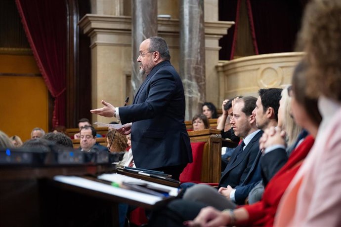 Archivo - El presidente del PP de Cataluña, Alejandro Fernández, durante una sesión de control al Govern de la Generalitat de Catalunya en el Parlament, a 9 de abril de 2025, en Barcelona (España).