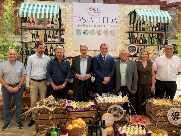 El conseller de Agricultura, Ganadería, Pesca y Alimentación de la Generalitat, Òscar Ordeig, y el presidente de la Diputación de Lleida, Joan Talarn, junto a representantes del sector primario leridano.