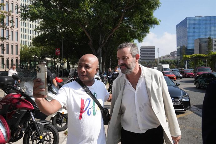O ex-presidente do FC Barcelona Sandro Rosell (d) deixa seu depoimento como investigador perante o investigador do "caso Negreira", em 18 de setembro de 2025, em Barcelona, Catalunha (Espanha). Os ex-presidentes do FC Barcelona testemunharam sobre o supos