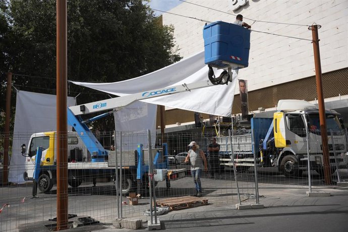 Colocación de los nuevos toldos en la Plaza del Duque.