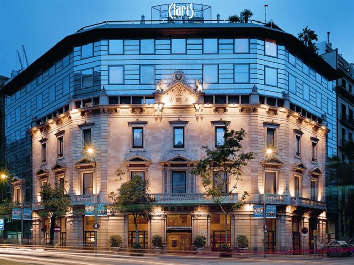 Fachada del Hotel Claris de Barcelona, que forma parte de la cadena Derby Hotels Collection.