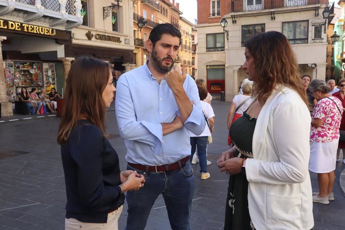 Alejandro Nolasco, en el centro, junto a la concejal Verónica Luz, y la miembro del CEP, Sandra Martínez, este jueves en la plaza del Torico de Teruel.