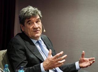 Archivo - El gobernador del Banco de España, José Luis Escrivá, durante su intervención en el Foro Económico de El Norte de Castilla, en el  Hotel Vincci Frontaura, a 28 de julio de 2025, en Valladolid (España).