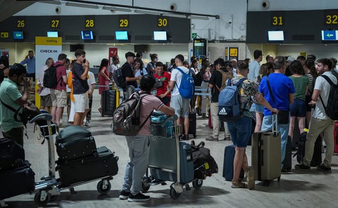 Archivo - Pasajeros en el Aeropuerto de San Pablo. A 19 de julio de 2024, en Sevilla (Andalucía, España). 