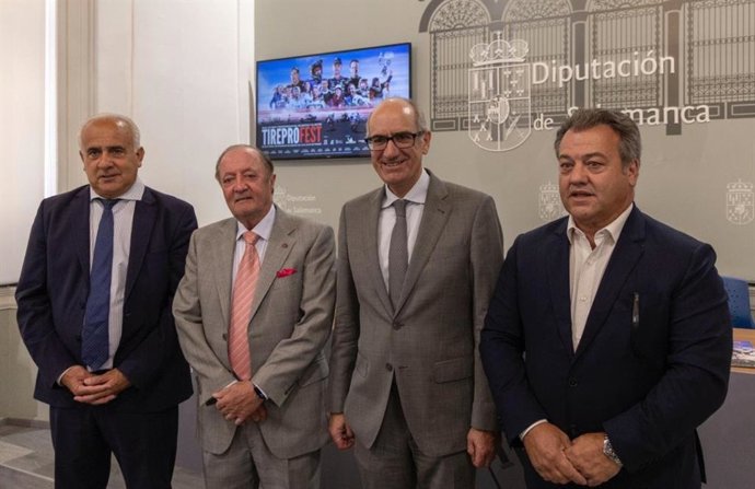De izquierda a derecha: el diputado de Deportes, Jesús Mari Ortiz; el fundador del Grupo Andrés, Eustaquio Andrés; el presidente de la Diputación, Javier Iglesias y el director general del Grupo Andrés, Eduardo Salazar.