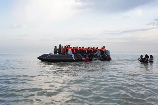 Archivo - August 12, 2025, Gravelines, France: Gravelines, France. Migrants attempt to board an inflatable boat on the beach at Gravelines before attempting to cross the English Channel. The UK and France have agreed on a new migration deal where the UK w