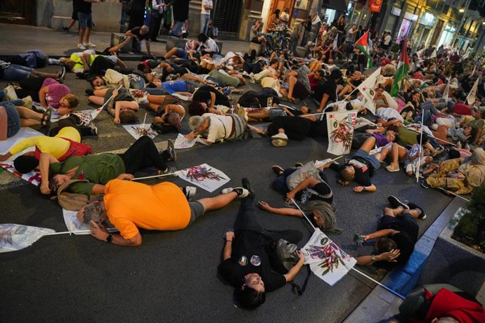 Archivo - Decenas de personas durante una manifestación en apoyo a Palestina, a 27 de septiembre de 2024, en Valencia, Comunidad Valenciana (España). El sindicato Confederación General del Trabajo (CGT) ha convocado para hoy una huelga general de 24 horas