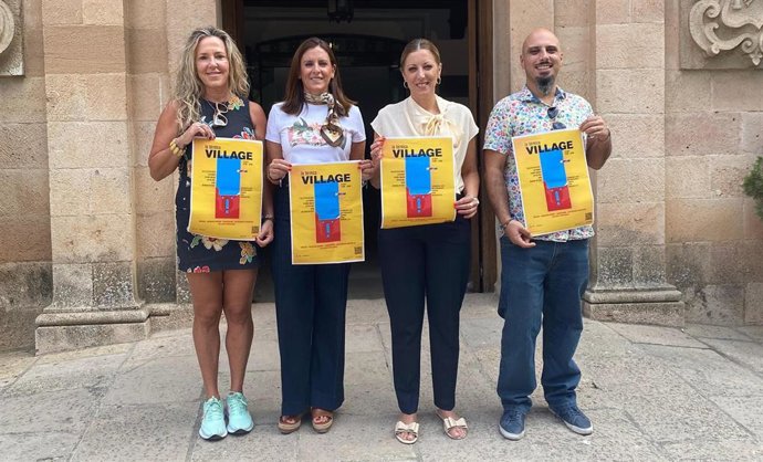 La diputada provincial María del Carmen Martínez; la concejala de Cultura de Ronda, Rebeca Muñoz, y el presidente de la Asociación de Oficios Artesanos y Artes Creativas de Ronda, Francisco Rienda.