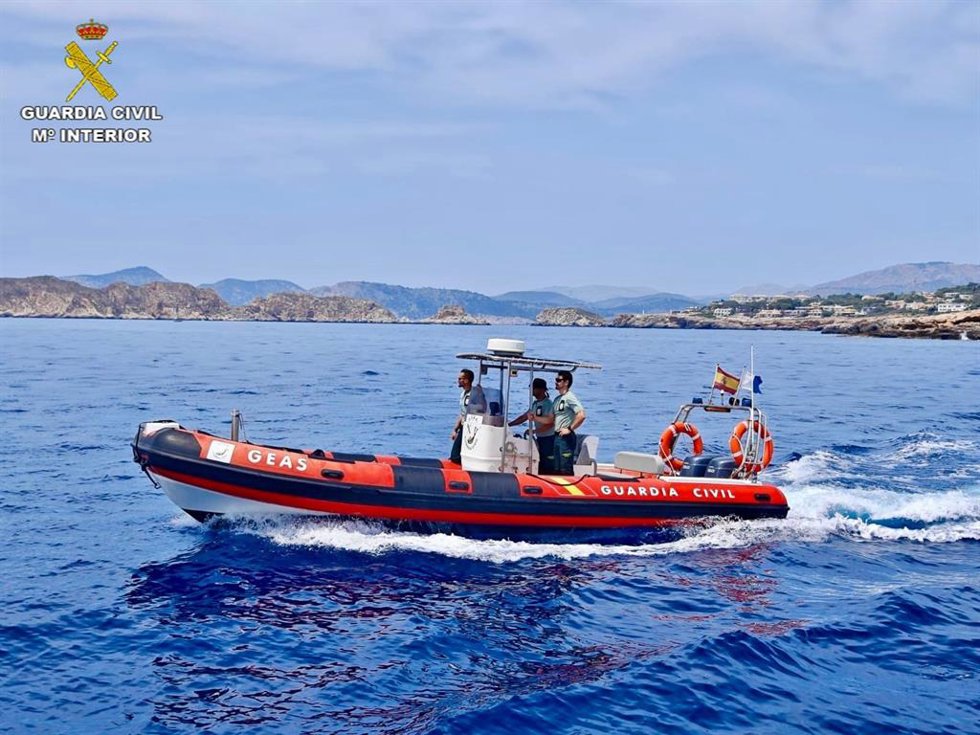 Archivo - Agentes de la Guardia Civil patrullan por el mar.