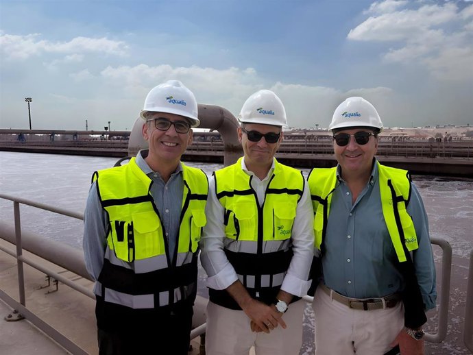 Santiago Lafuente, CEO de Aqualia, José Enrique Bofill, Area Manager de Aqualia y el jefe de la depuradora de Abu Rawash.