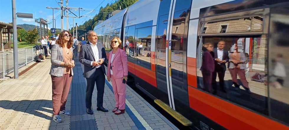 El viceconsejero de Infraestructuras y Movilidad Sostenible, Miguel Ángel Páez, acompañado de las directoras de Infraestructuras del Transporte, Loly de Juan, y la directora de Estrategia para la Movilidad Sostenible, Sara Barreal, en el tren en Esloven