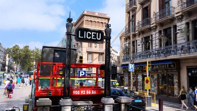 Cartel de la parada 'Liceu' del Metro de Barcelona en los pináculos originales de 1925.
